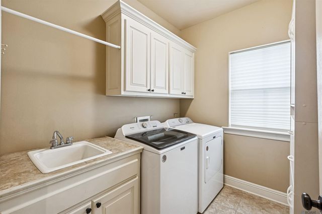 9040 Spring Grove Dr, Baton Rouge, LA 70809