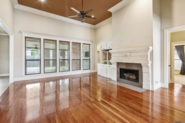9040 Spring Grove Dr, Baton Rouge, LA 70809