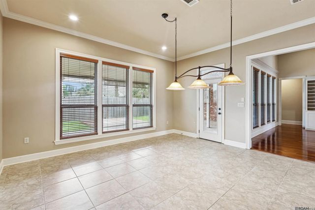 9040 Spring Grove Dr, Baton Rouge, LA 70809