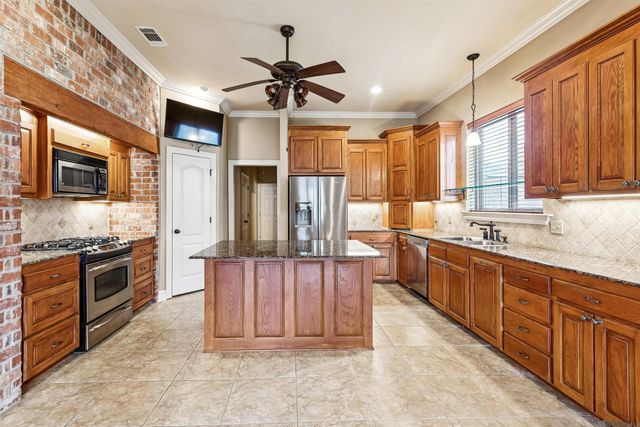 9040 Spring Grove Dr, Baton Rouge, LA 70809
