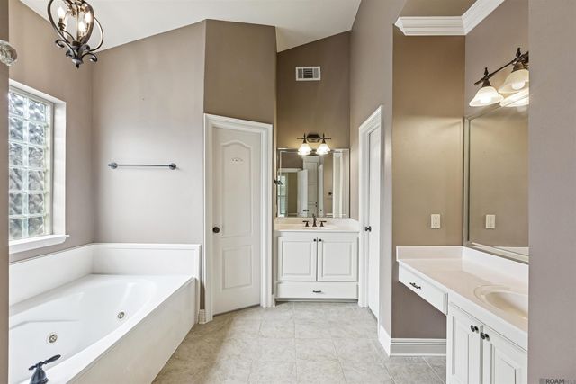 9040 Spring Grove Dr, Baton Rouge, LA 70809