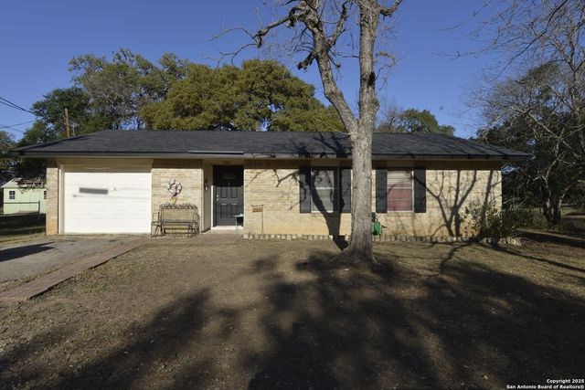 207 Hackberry, Bandera, TX 78003