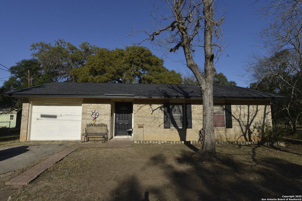 207 Hackberry, Bandera, TX 78003