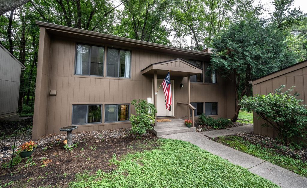 1800 Comstock Lane N, Plymouth, MN 55447