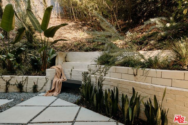 2250 El Contento Drive, Los Angeles, CA 90068