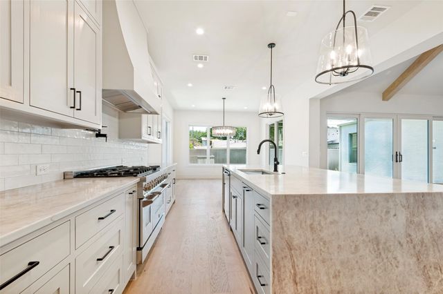 820 Edgefield Road, Fort Worth, TX 76107