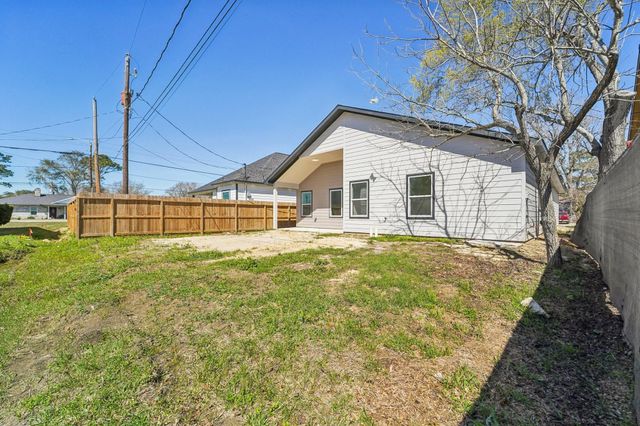 708 S Carroll Street, La Porte, TX 77571
