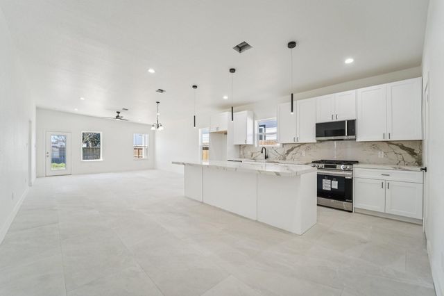 708 S Carroll Street, La Porte, TX 77571