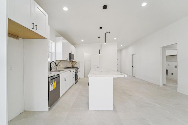 708 S Carroll Street, La Porte, TX 77571