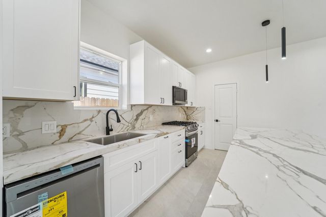 708 S Carroll Street, La Porte, TX 77571