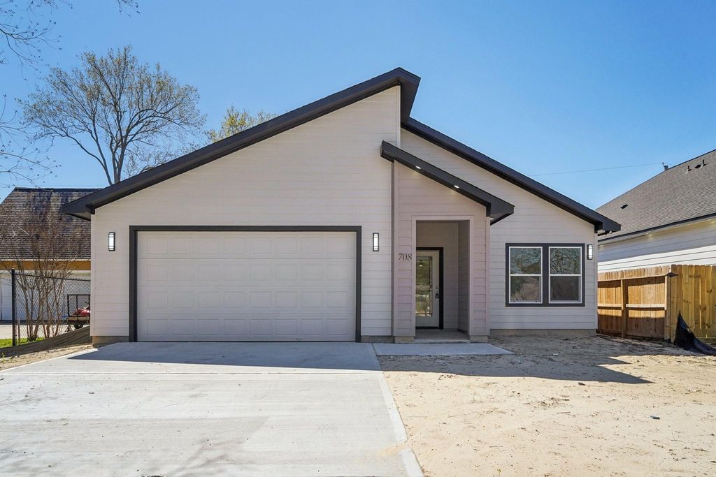 708 S Carroll Street, La Porte, TX 77571