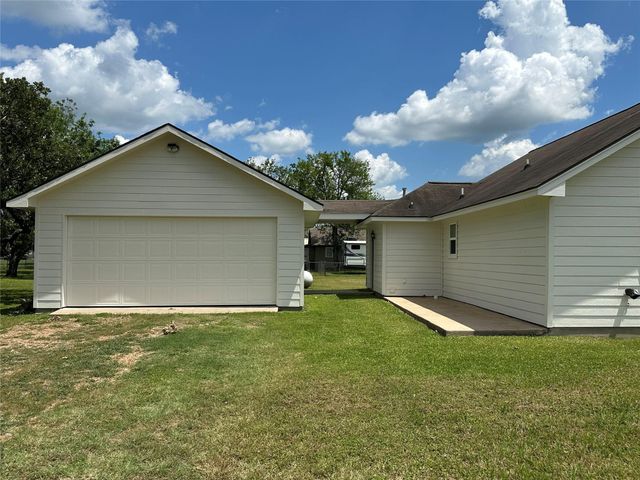 107 Grover Street, Ellinger, TX 78938