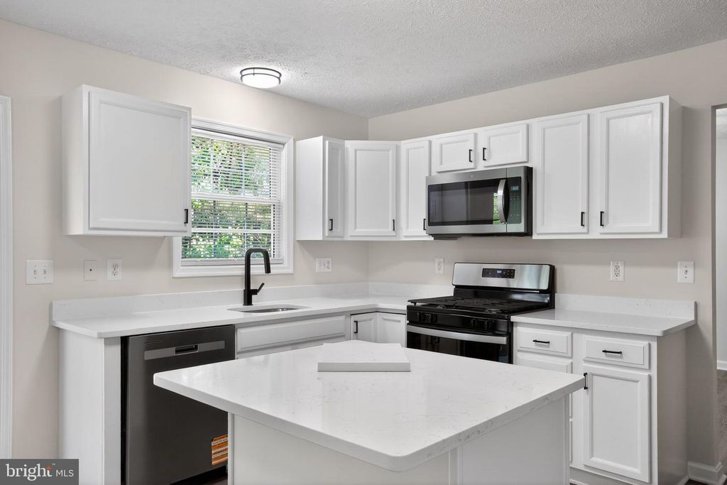 Image 4 of property listing at 21493 HILLARY CT, Lexington Park, MD 20653