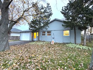 140 Hickory Drive, Carpentersville, IL 60110