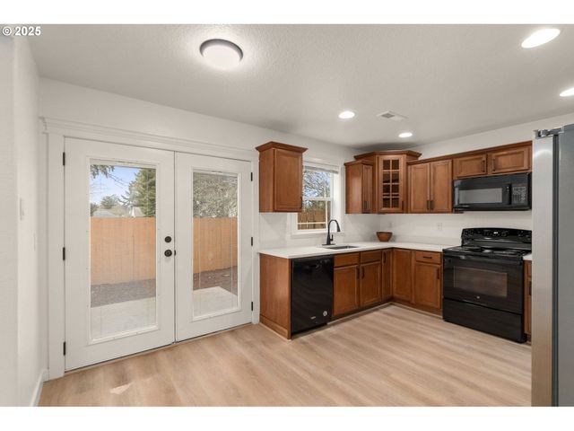 14553 Se RHINE St, Portland, OR 97236