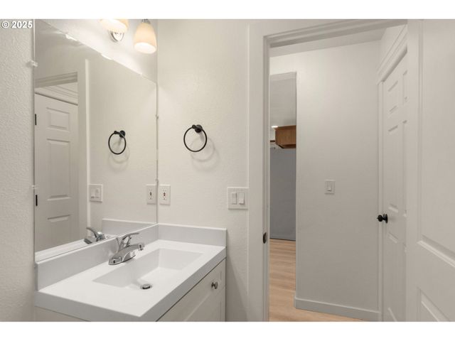 14553 Se RHINE St, Portland, OR 97236