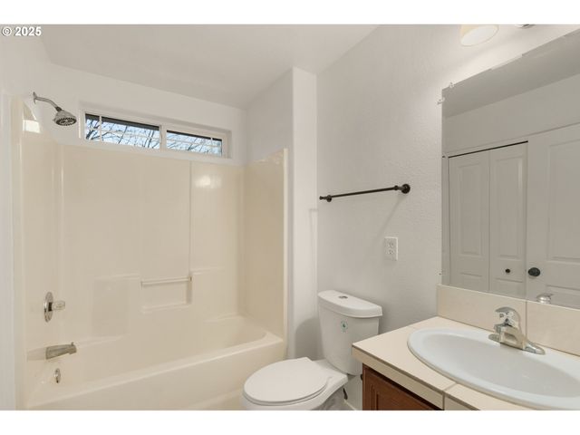 14553 Se RHINE St, Portland, OR 97236