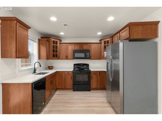 14553 Se RHINE St, Portland, OR 97236