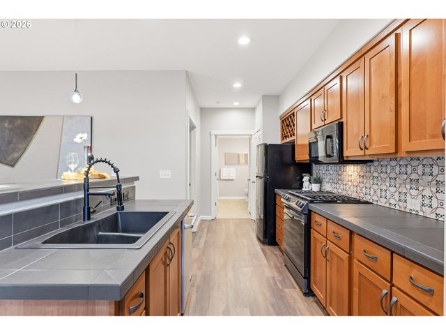 10890 Ne RED WING Way 102, Beaverton, OR 97006