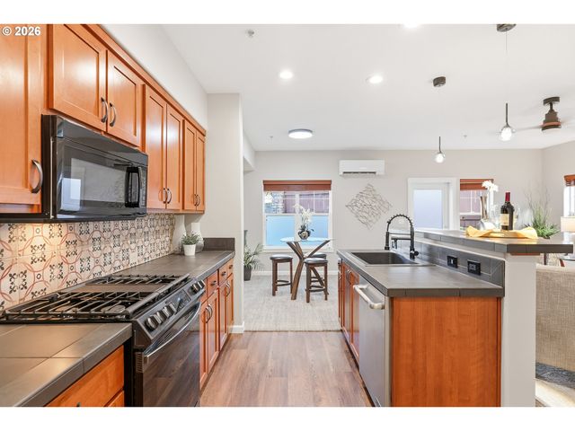 10890 Ne RED WING Way 102, Beaverton, OR 97006