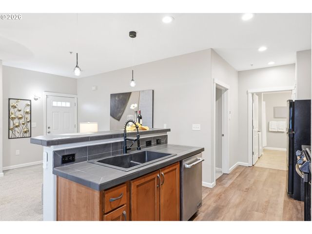 10890 Ne RED WING Way 102, Beaverton, OR 97006