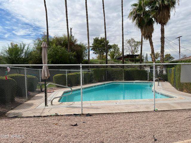 524 W FAIRWAY Drive 11, Mesa, AZ 85201