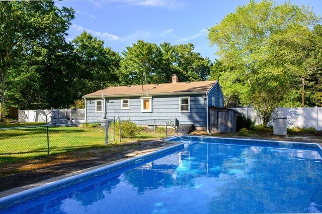 27 Chestnut Rd, Pembroke, MA 02359
