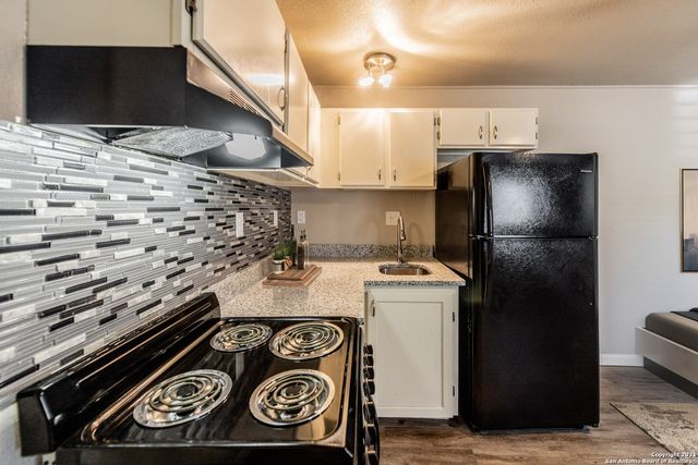122 Roundtree Ln Apt 6, San Antonio, TX 78233