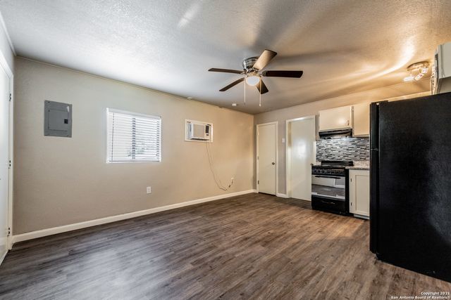 122 Roundtree Ln Apt 6, San Antonio, TX 78233