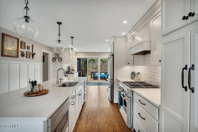 1124 Glenmeadow Court, Niskayuna, NY 12309