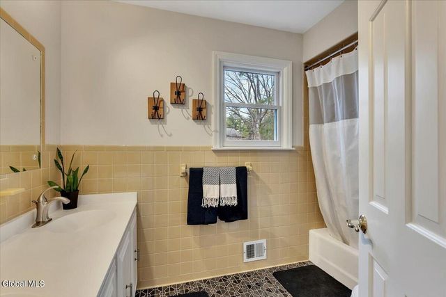 1124 Glenmeadow Court, Niskayuna, NY 12309