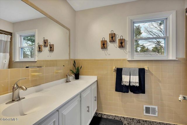 1124 Glenmeadow Court, Niskayuna, NY 12309