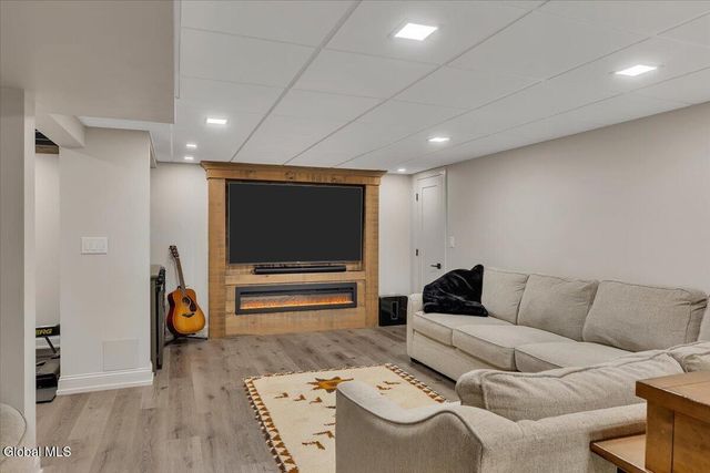 1124 Glenmeadow Court, Niskayuna, NY 12309