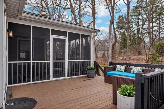 1124 Glenmeadow Court, Niskayuna, NY 12309