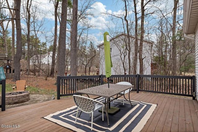 1124 Glenmeadow Court, Niskayuna, NY 12309