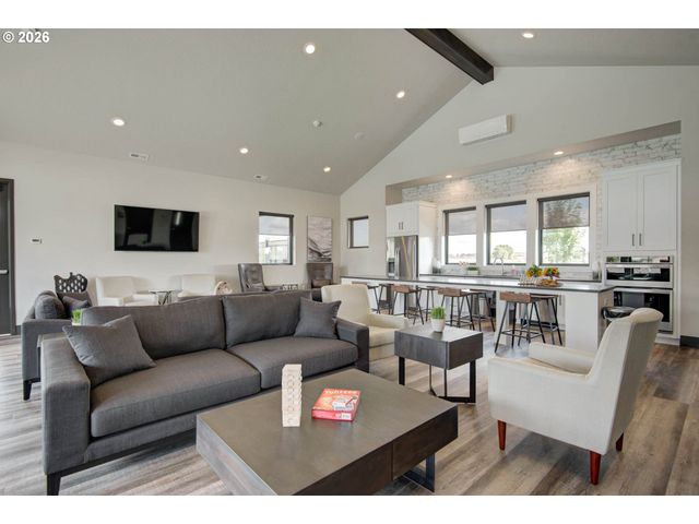 4391 Se CENTURY Blvd, Hillsboro, OR 97123