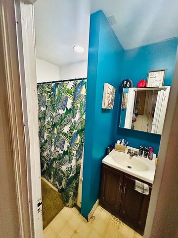 211 Vernon St 1, Worcester, MA 01604