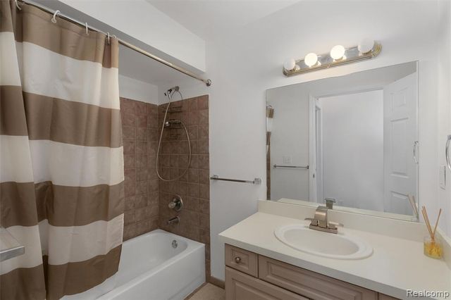 3462 Tremonte Cir N, Rochester, MI 48306