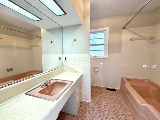 2736 Clinton Cir, Hopkinsville, KY 42240