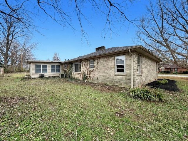 2736 Clinton Cir, Hopkinsville, KY 42240