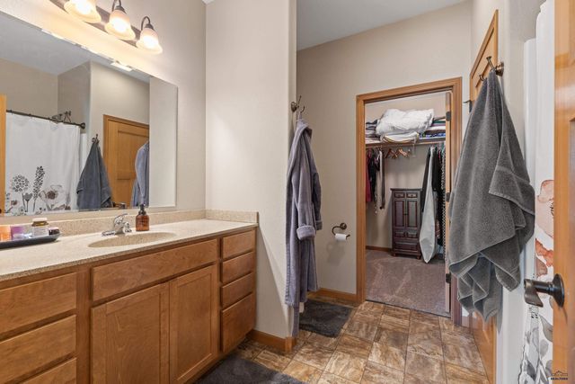 5221 KNOWLEDGE DR, Rapid City, SD 57702