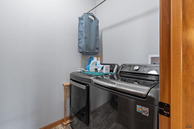 5221 KNOWLEDGE DR, Rapid City, SD 57702