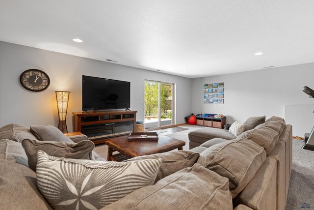 5221 KNOWLEDGE DR, Rapid City, SD 57702