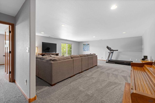 5221 KNOWLEDGE DR, Rapid City, SD 57702
