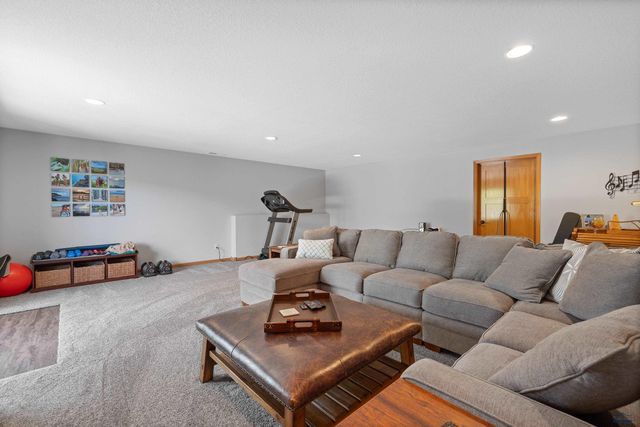 5221 KNOWLEDGE DR, Rapid City, SD 57702