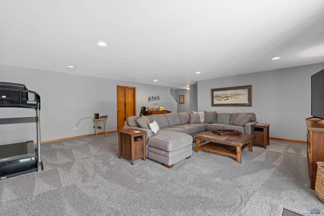 5221 KNOWLEDGE DR, Rapid City, SD 57702