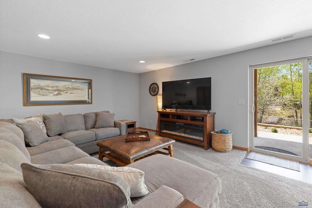5221 KNOWLEDGE DR, Rapid City, SD 57702