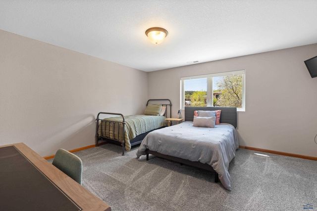 5221 KNOWLEDGE DR, Rapid City, SD 57702