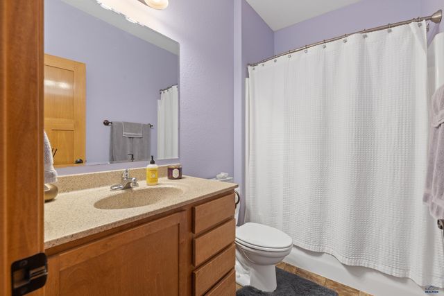 5221 KNOWLEDGE DR, Rapid City, SD 57702