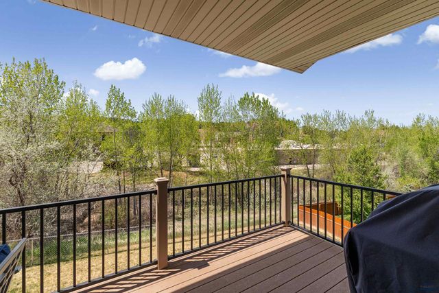 5221 KNOWLEDGE DR, Rapid City, SD 57702